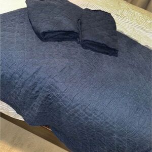 Pottery barn flax linen quilt and euro shams-midnight blue.